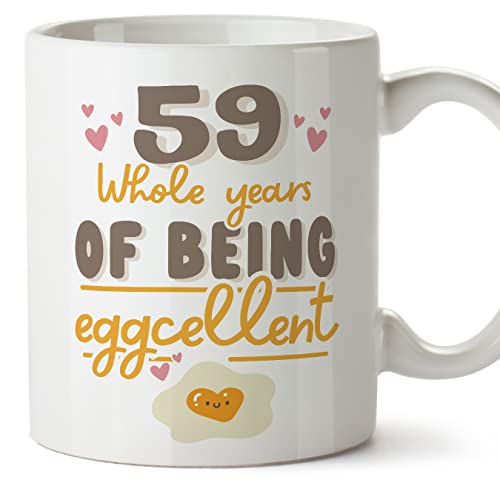 Consigue ahora MUGFFINS Tazas 59 Cumpleaños - En Inglés - Happy Birthday You are Eggcelent Ideas para regalar - 11 oz / 330 ml - Regalo original y divertido Rebajas 2025 | regaloscumple.com