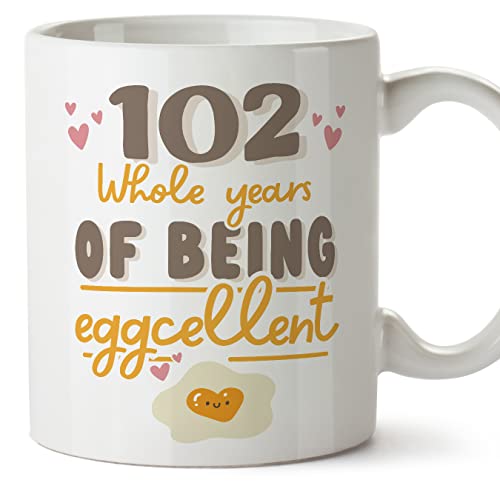 Consigue ahora MUGFFINS Tazas 102 Cumpleaños - En Catálogo Inglés - Happy Birthday You are Eggcelent - 11 oz / 330 ml - Regalo original y divertido Ofertas 2025 | regaloscumple.com