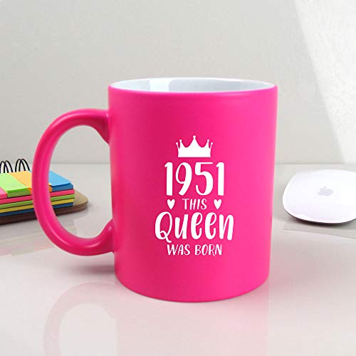 Consigue ahora EBuyGB Taza Ideas para regalar café con grabado en color rosa neón 1951 diseño «This Queen was Born – 310 ml taza té 70 cumpleaños para mujeres ella cerámica Rebajas 2025 | regaloscumple.com