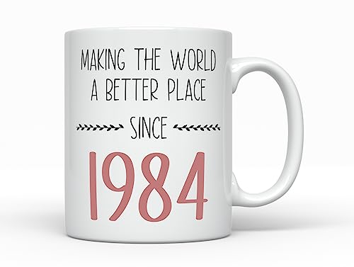 Consigue ahora Sunmead Taza Catálogo café con texto en inglés "Making the World better since 1984" nacida en 1984 39 años cumpleaños mujer 39 años regalo decoración para ella (11 onzas 1984) Rebajas 2025 | regaloscumple.com
