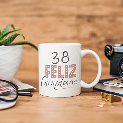 Comprar en Amazon MUGFFINS Tazas 38 Cumpleaños - En Español - ¡Feliz Cumpleaños! Rosa - 11 oz / 330 ml - Regalo original y divertido