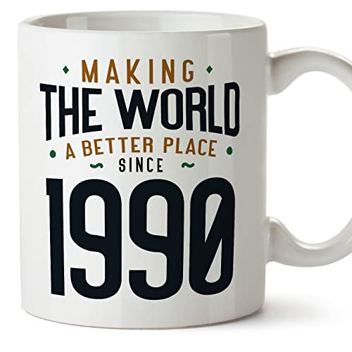 Consigue ahora MUGFFINS Tazas 1990 Cumpleaños - En Inglés - Making the World a Better Place - 11 oz / 330 ml - Regalo original y Cumpleaños divertido Rebajas 2024 | regaloscumple.com