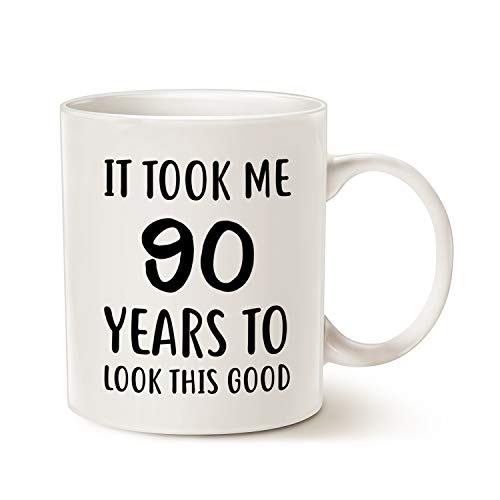 Consigue ahora Divertida taza café cumpleaños taza cerámica blanca con Navidad texto en inglés «It Took Me 90 Years to Look This Good Best 90th Birthday Gifts for Family Ceramic Cup» color blanco 11 onzas Ofertas 2024 | regaloscumple.com