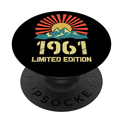Consigue ahora Born In 1961 Edición Limitada 1961 Cumpleaños Popsockets 1961 PopSockets Navidad PopGrip Intercambiable Rebajas 2025 | regaloscumple.com
