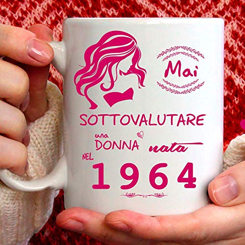 Consigue ahora Taza 1964 cumpleaños mujer 58 años. Idea regalo: nunca infravalorar a una Catálogo mujer nacida en 1964 Rebajas 2025 | regaloscumple.com