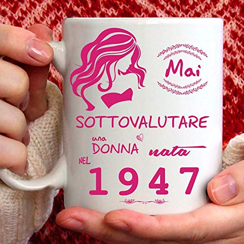Consigue ahora Taza 1947 Cumpleaños Mujer 74 Años Idea Regalo: Nunca BlackFriday subestimar una mujer nacida en 1947 Ofertas 2024 | regaloscumple.com