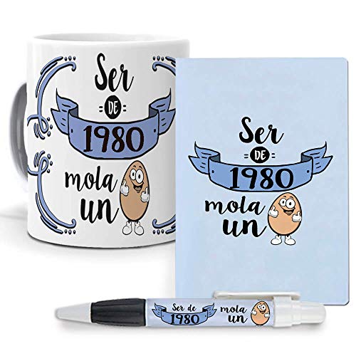 Consigue ahora Mundohuevo Pack Original y Personalizado para Regalo Ideal para cumpleaños con año Nacimiento. Ser 1980 Mola un Huevo. Libreta boligrafo y Taza Catálogo Maxima Calidad. Ofertas 2024 | regaloscumple.com