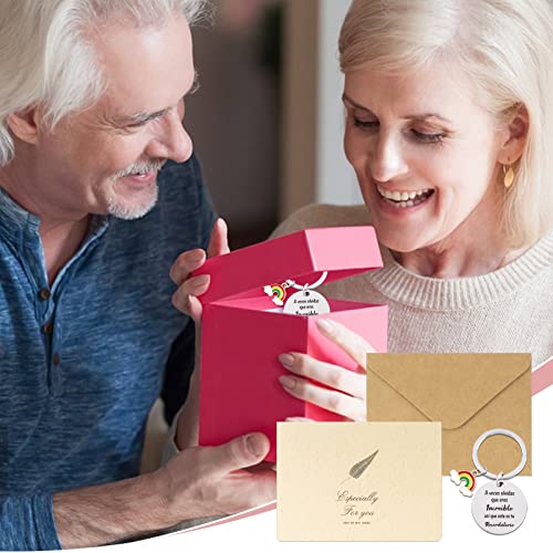 Oferta Flash GEBETTER 1*Llavero Motivador + 1*Tarjeta Felicitación 1*Sobre Marrón, Regalo Inspirador Motivación Familiar Colega Amigos Mujer Hombre Cumpleaños Graduación Jubilación (Eres Increíble)