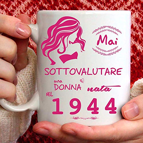 Comprar Taza 1944 cumpleaños Mujer 77 años Idea regalo Nunca subestimar una mujer nacida en 1944 Top Regalos Precio 2024 | regaloscumple.com