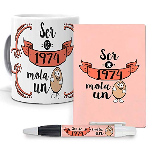 Comprar Mundohuevo Pack Original y Personalizado para Regalo Ideal para cumpleaños con año Nacimiento. Ser 1974 Mola un Huevo. Libreta Ideas para regalar boligrafo y Taza Maxima Calidad. Rebajas 2025 | regaloscumple.com