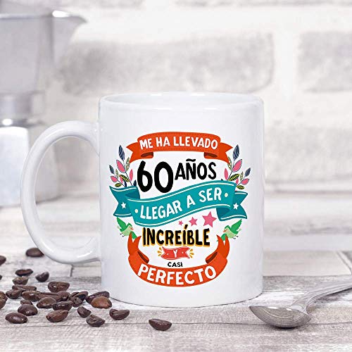 Ofertas de última hora MUGFFINS Taza 60 Cumpleaños - Me ha Llevado 60 años Llegar a ser increíble y Casi Perfecto - Regalos Desayuno Feliz Cumpleaños