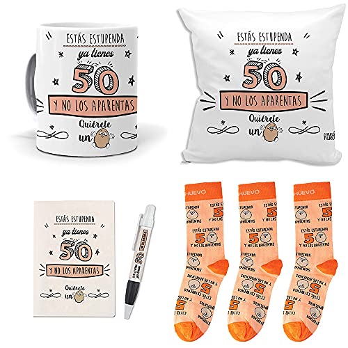 Consigue ahora Mundohuevo Mega Cumpleaños Regalo Personalizado para 50 cumpleaños Mujer. Ya Tienes 50 y no los aparentas. Taza cojin libreta boli y Trio Calcetines Rebajas 2025 | regaloscumple.com
